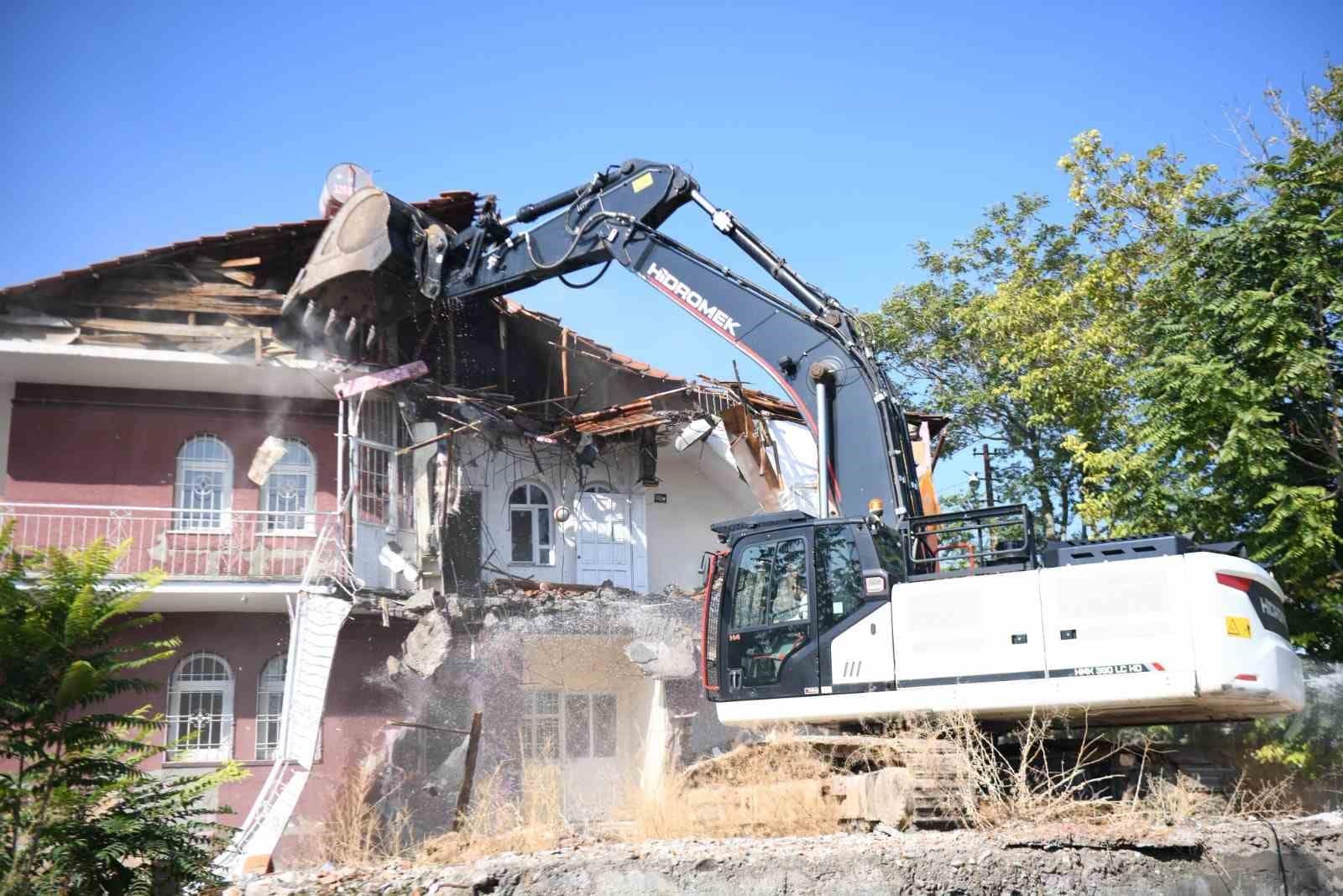 Yeşilyurt’ta metruk yapı yıkıldı