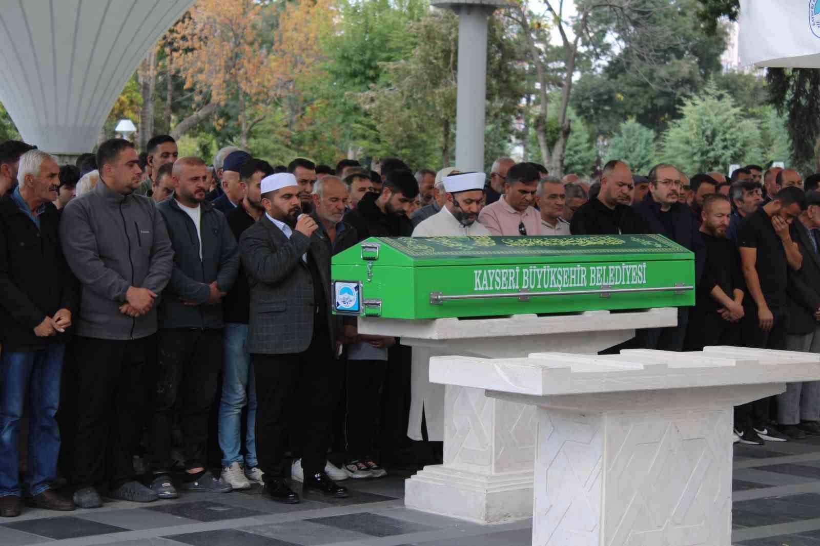 Ağaçtan düşen öğretmen hayatını kaybetti
