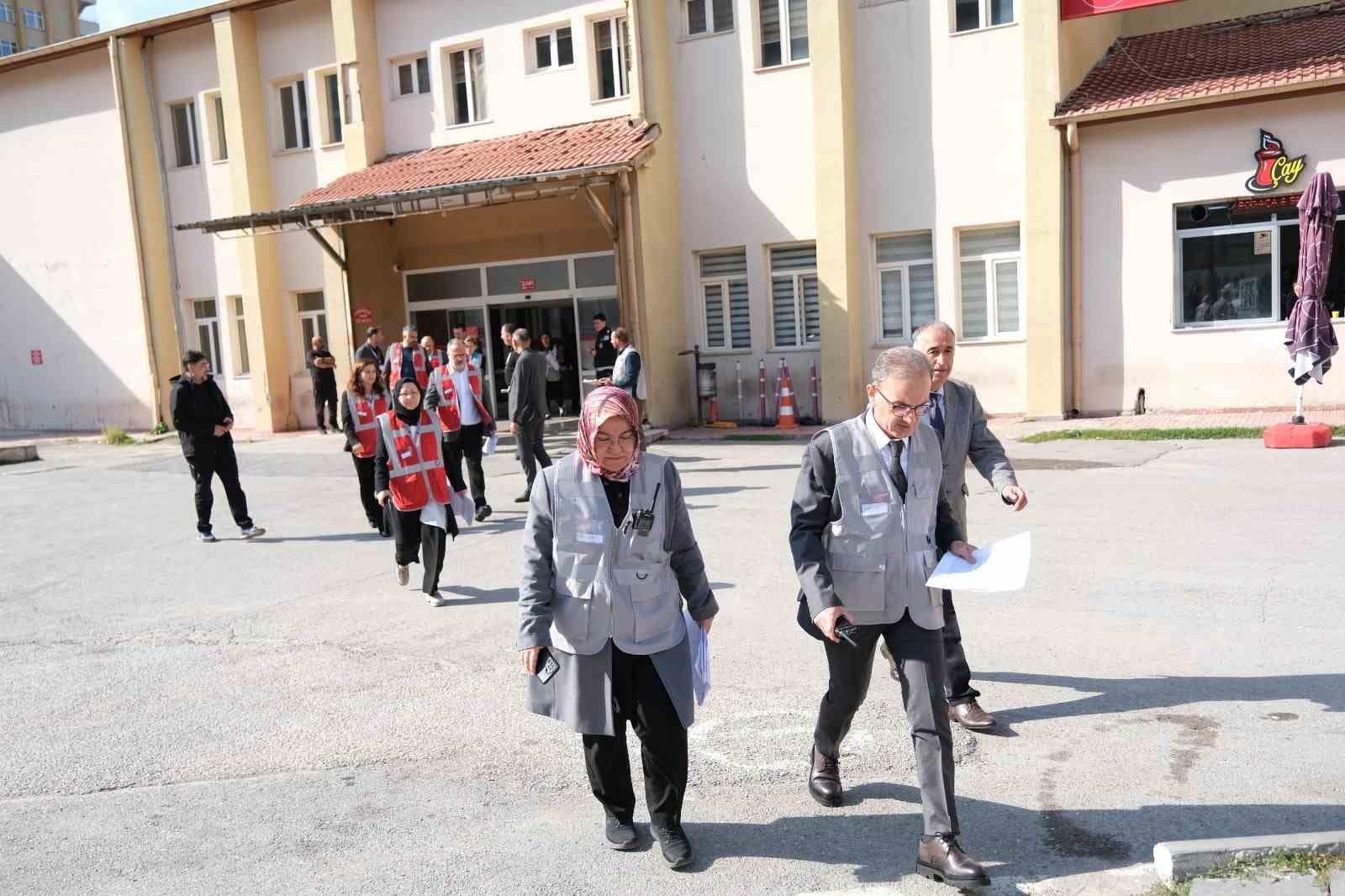 Sivas Cumhuriyet Üniversitesi hastanesinde afet tatbikatı gerçeğini aratmadı