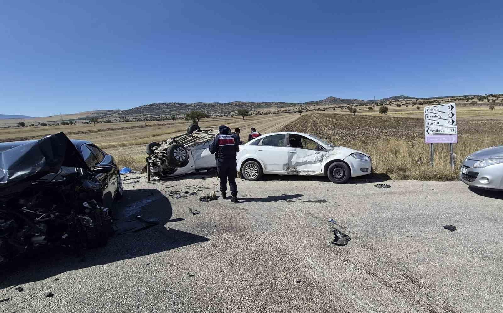 Burdur’da 3 aracın karıştığı kazada 1 kişi hayatını kaybetti, 7 kişi yaralandı