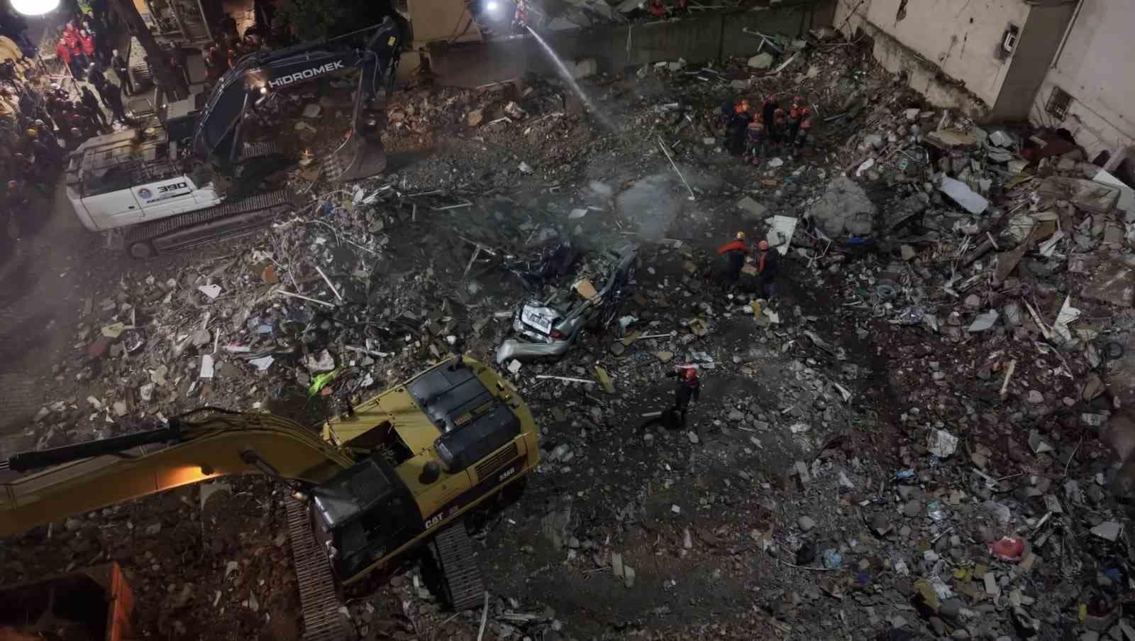 Maltepe’de enkaz altında kalan araç havadan görüntülendi