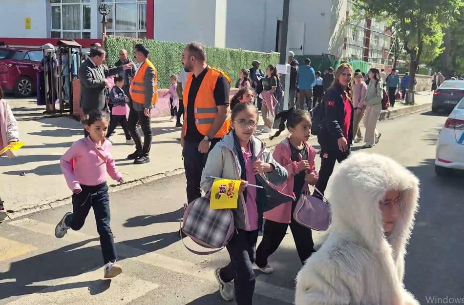 Öğrenci servislerinde yeni güvenlik adımı: Reflektörlü yelek