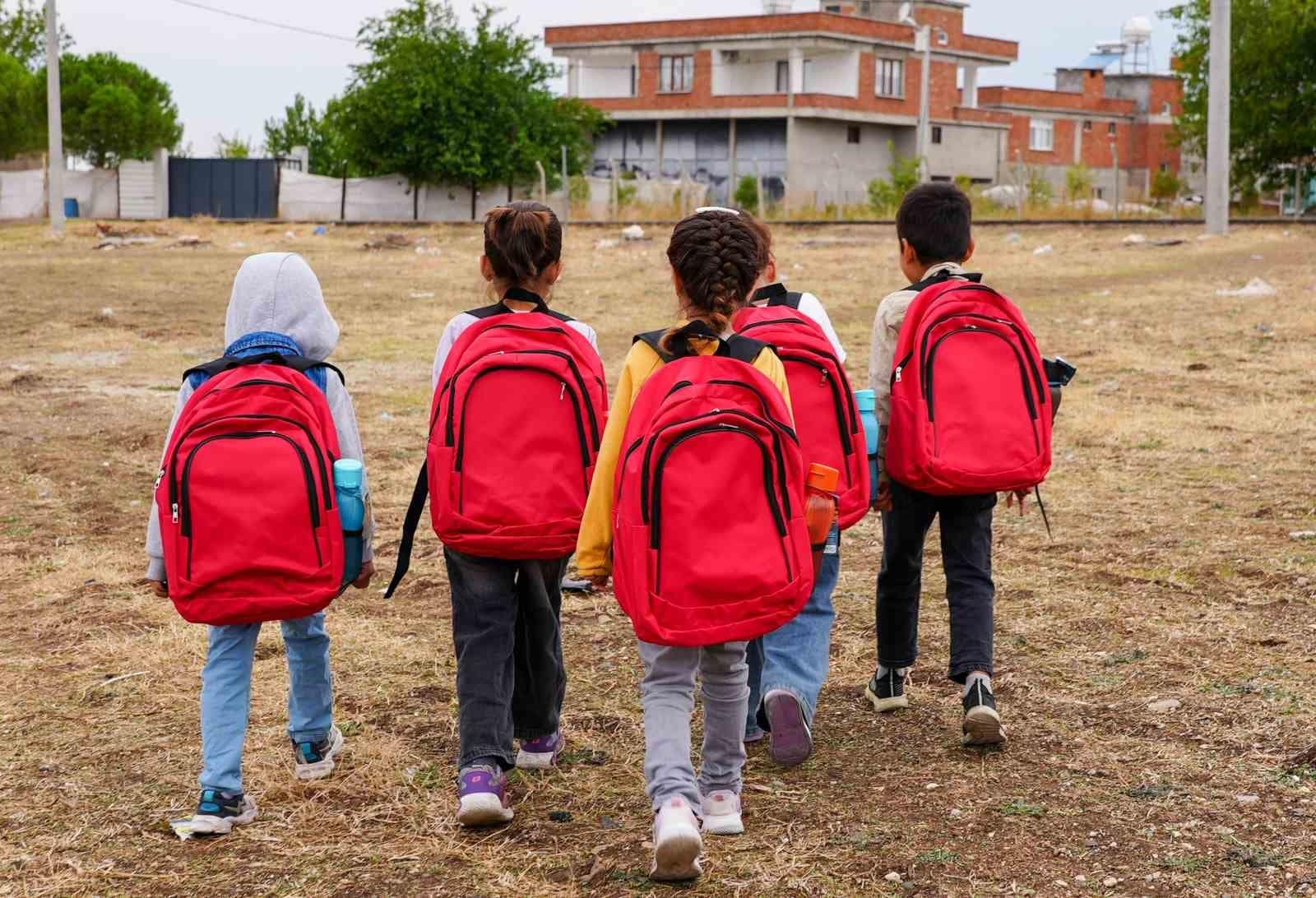 Diyarbakır’da öğrencilere kırtasiye ve çanta desteği