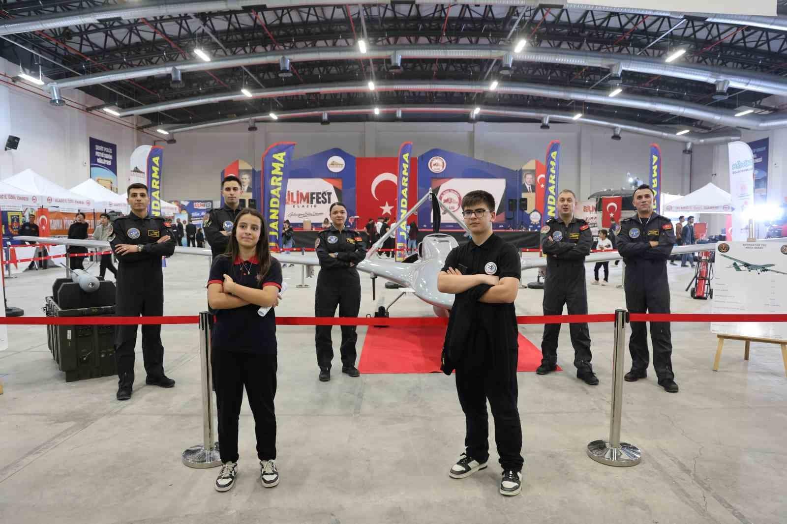Öğrencinin Bayraktar TB2 SİHA heyecanı ve sevinci kameralara yansıdı