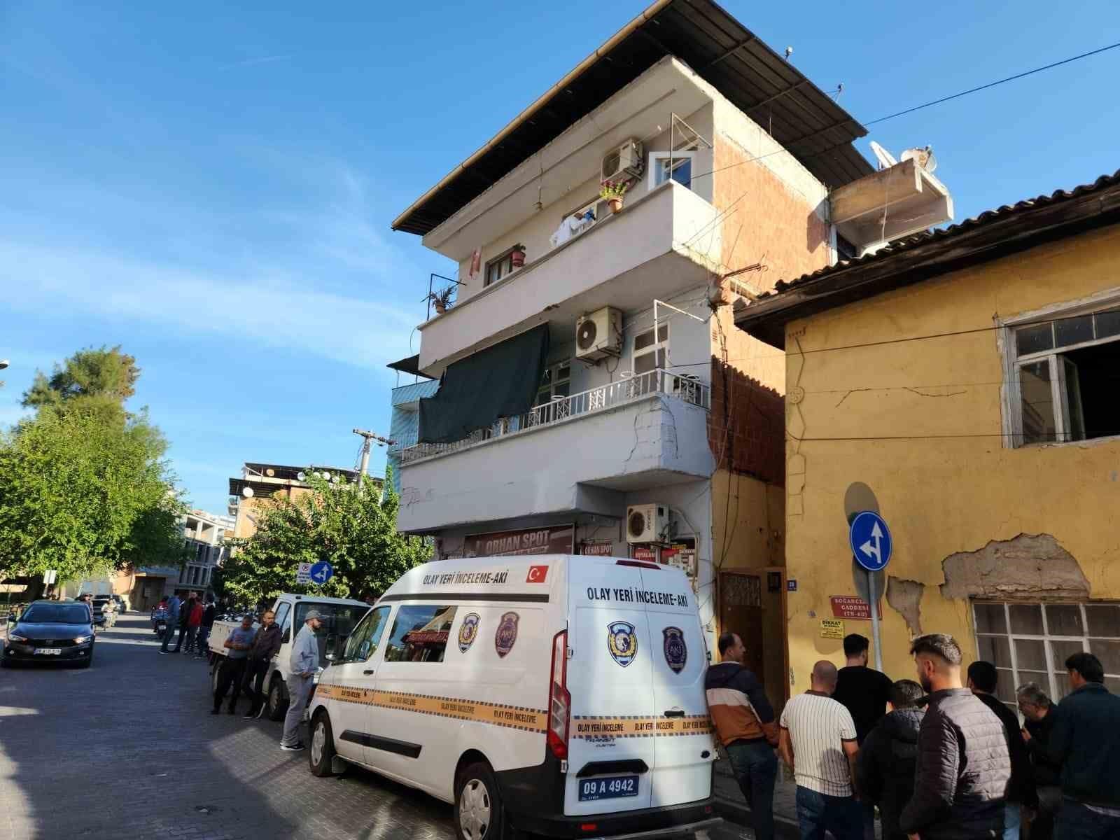 Genç kadın banyoda ölü bulundu