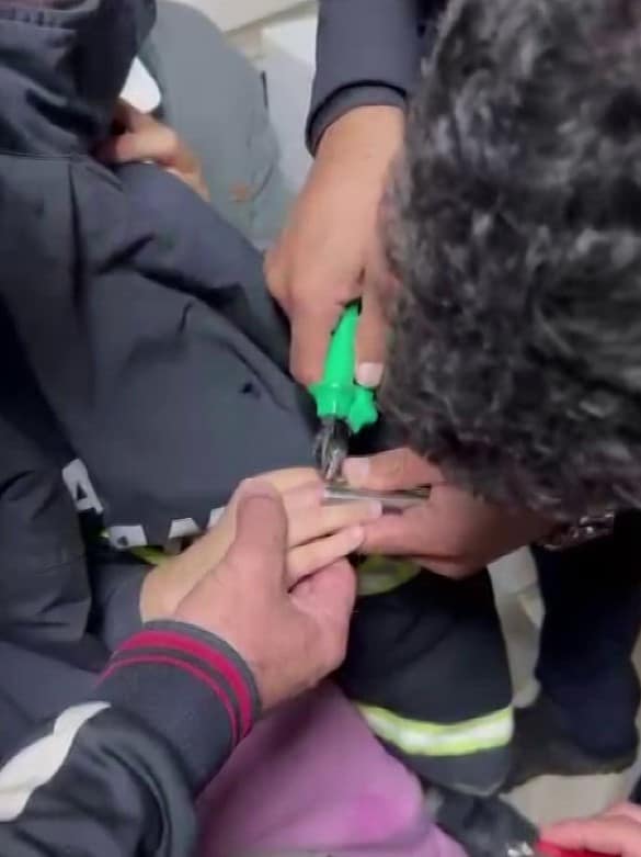 Parmağını boruya sıkıştıran küçük kızın yardımına itfaiye yetişti