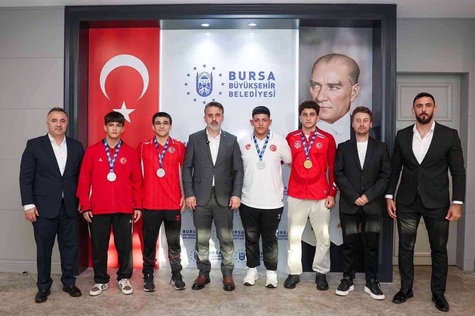 Başkan Vekili Biba, Bursa’nın gururu güreşçileri ağırladı