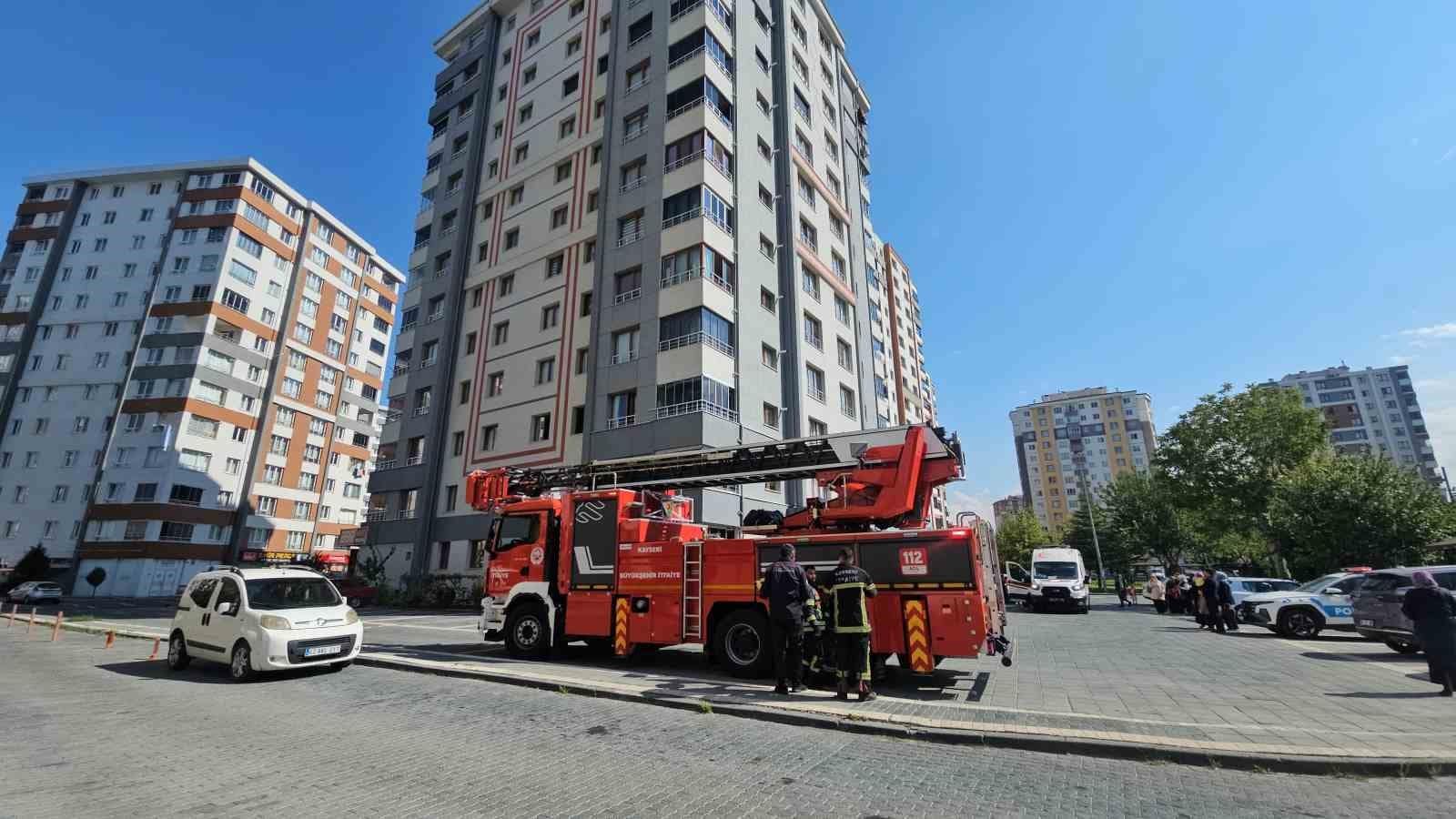 Apartmanda yangın paniği: 1 kişi dumandan etkilendi