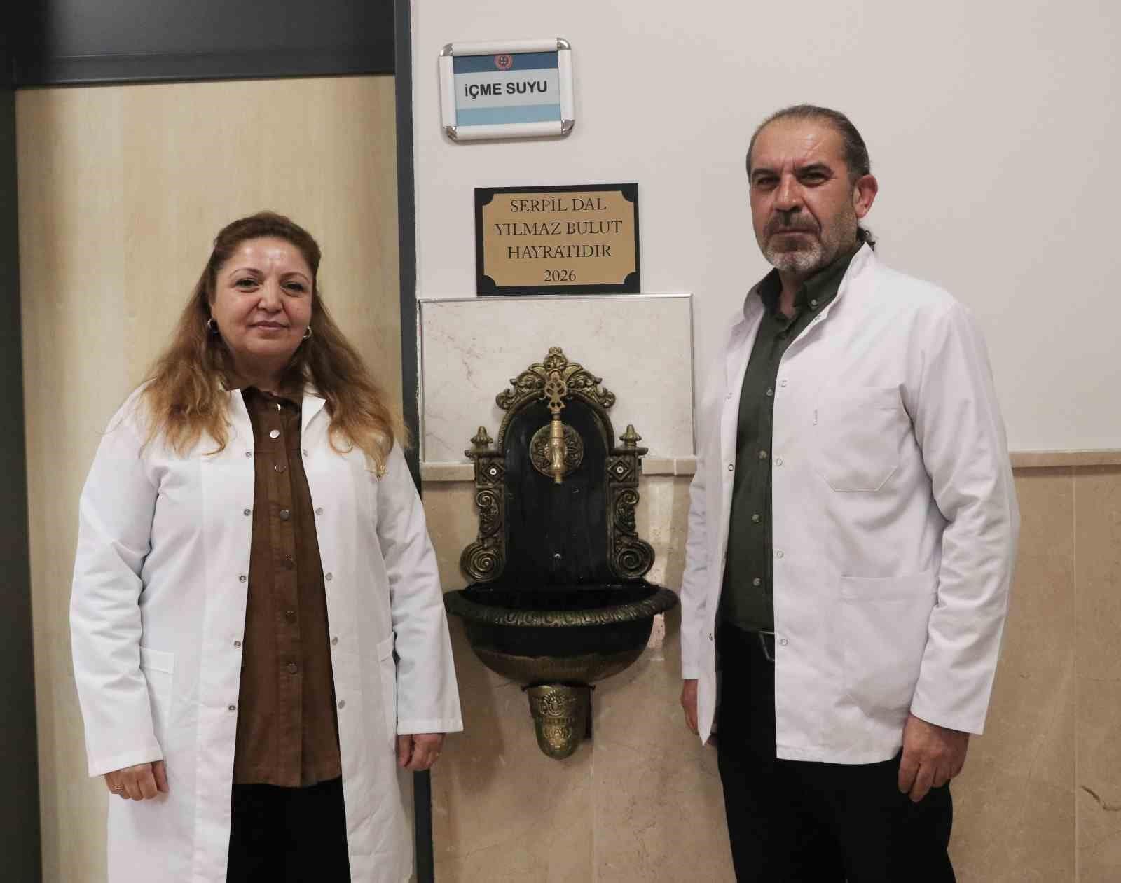Okul müdürü ve yardımcısı, öğrencilere örnek olmak için okul koridorunda hayır çeşmesi kurdu