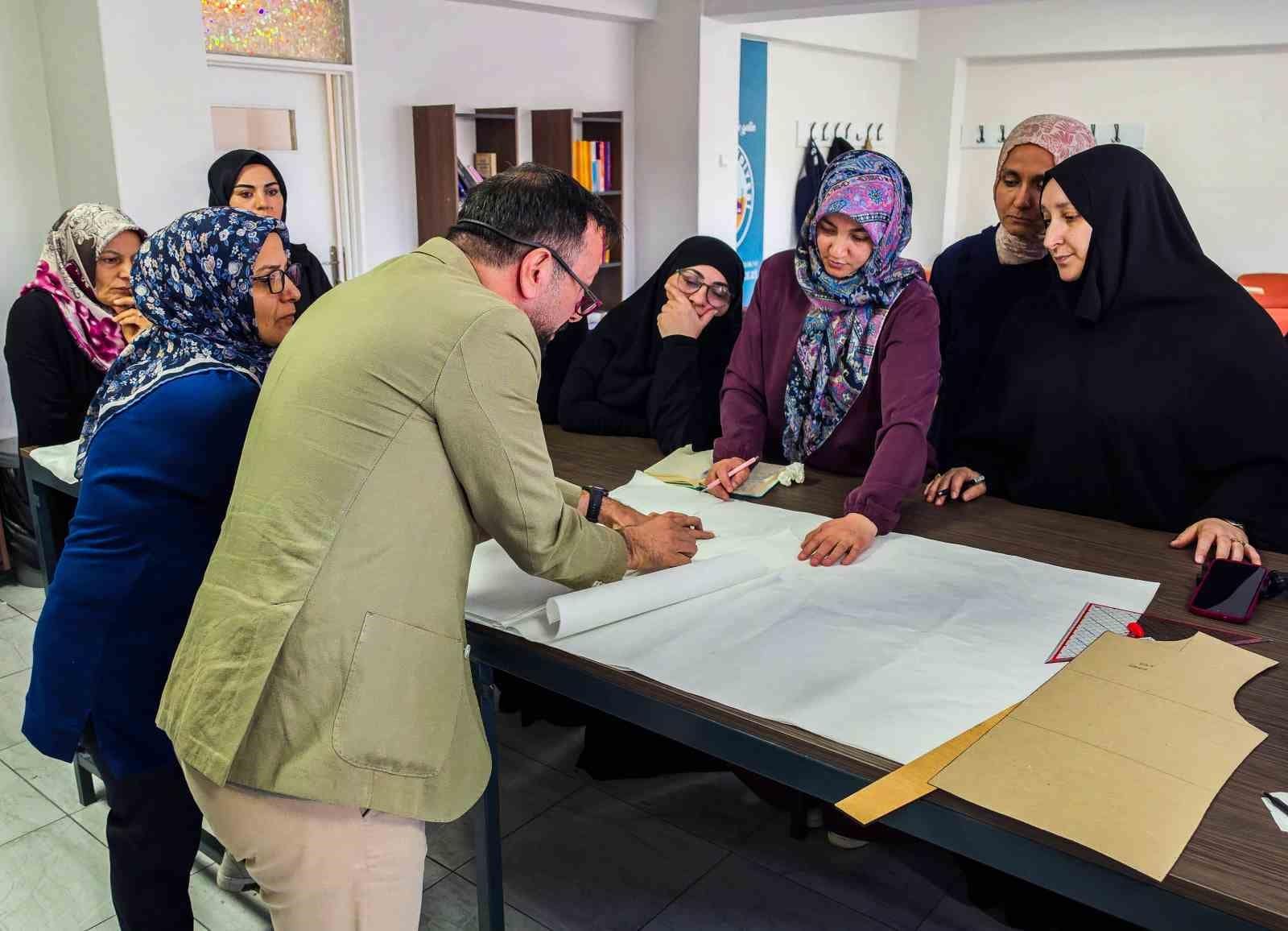 Kadınlar moda tasarımı kursuyla meslek öğreniyor