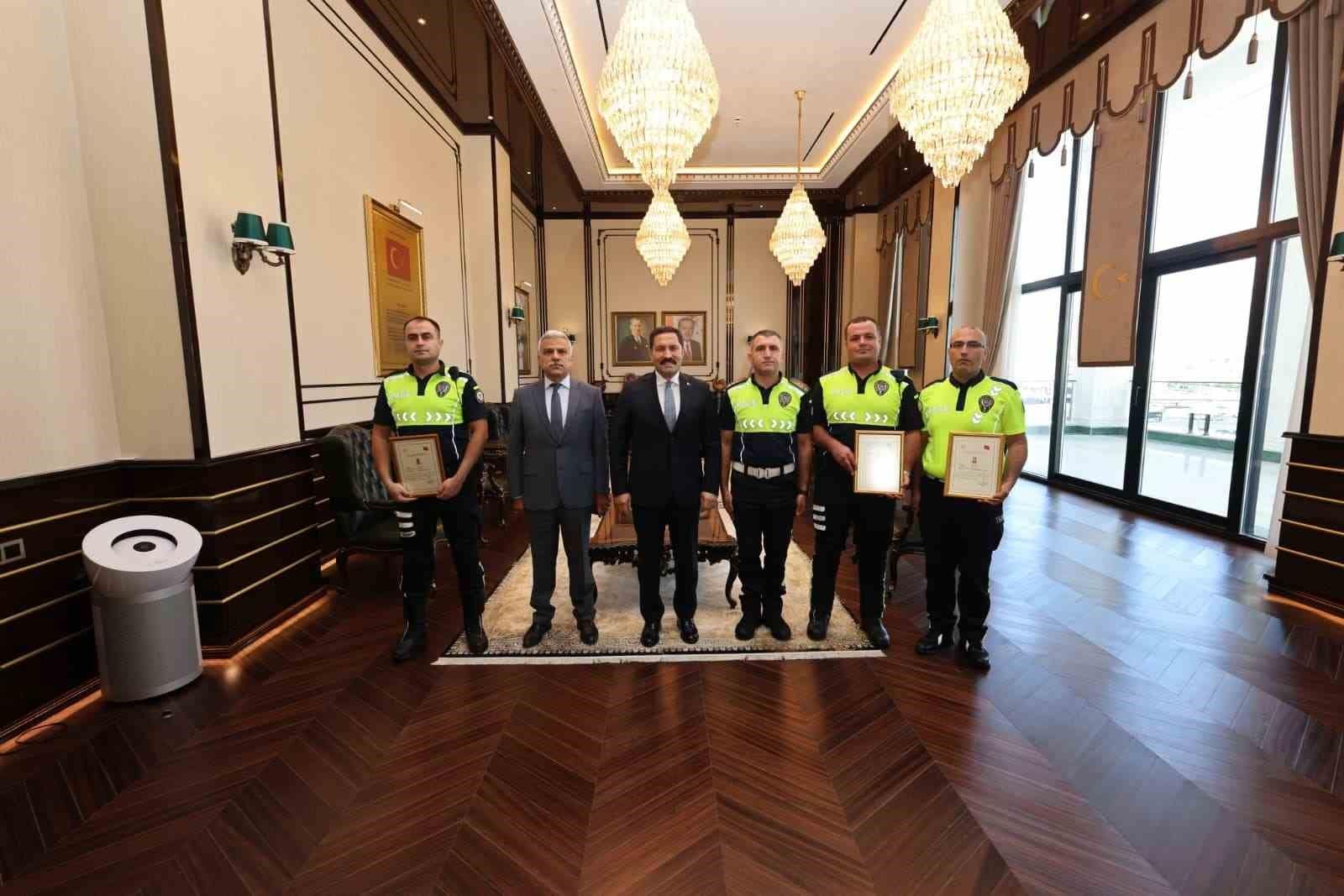 Örnek davranışıyla Bakan Çiftçi’nin takdirini toplayan polis memurlarına başarı belgesi verildi