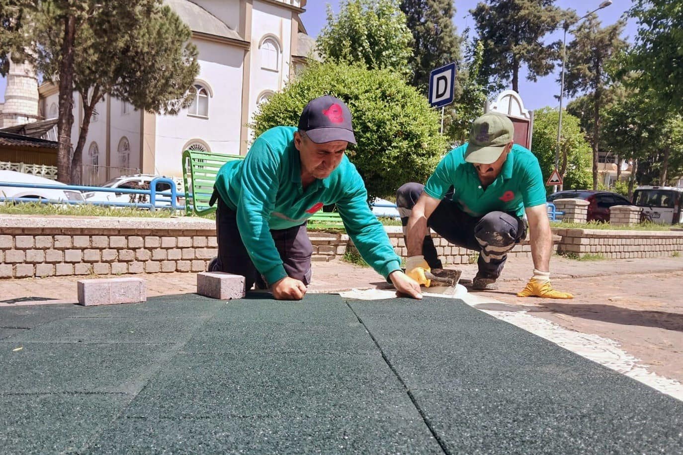 Efeler’de park ve yeşil alanlar bakıma alındı