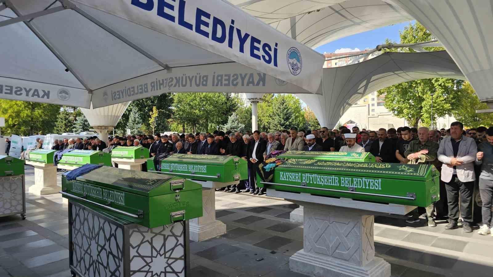 Kayseri’de kazada hayatını kaybeden 3 kişi son yolculuklarına uğurlandı