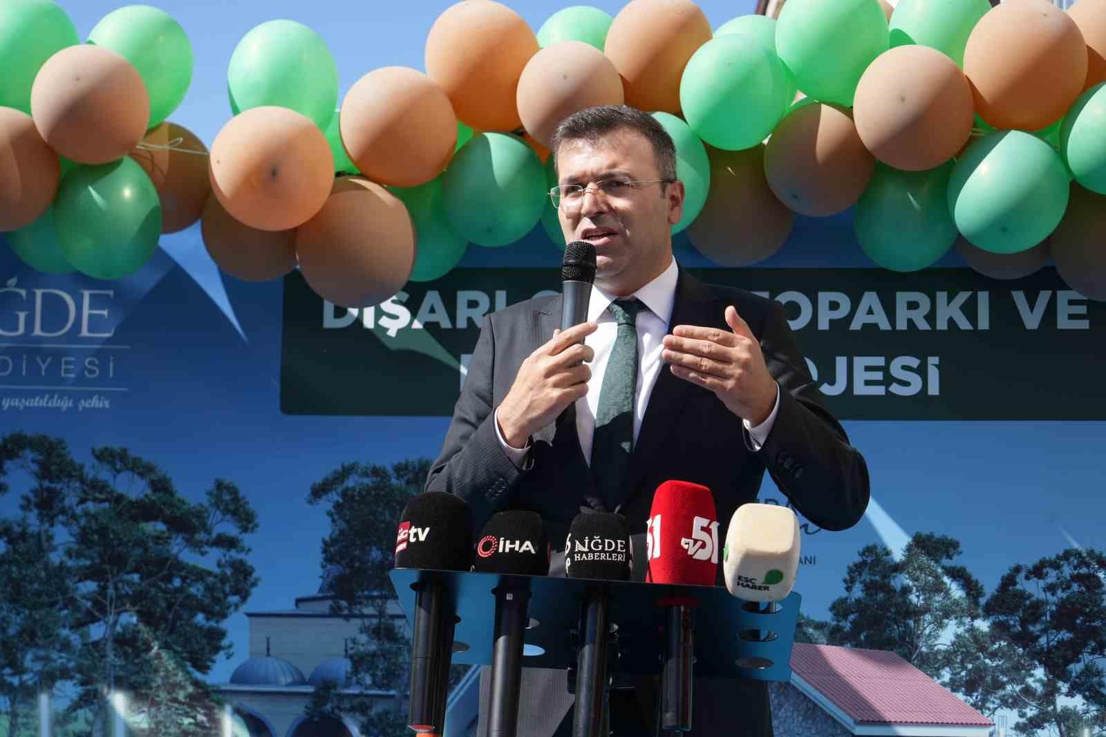 Niğde’de Dışarı Camii otoparkı ve peyzaj projesinin temeli atıldı