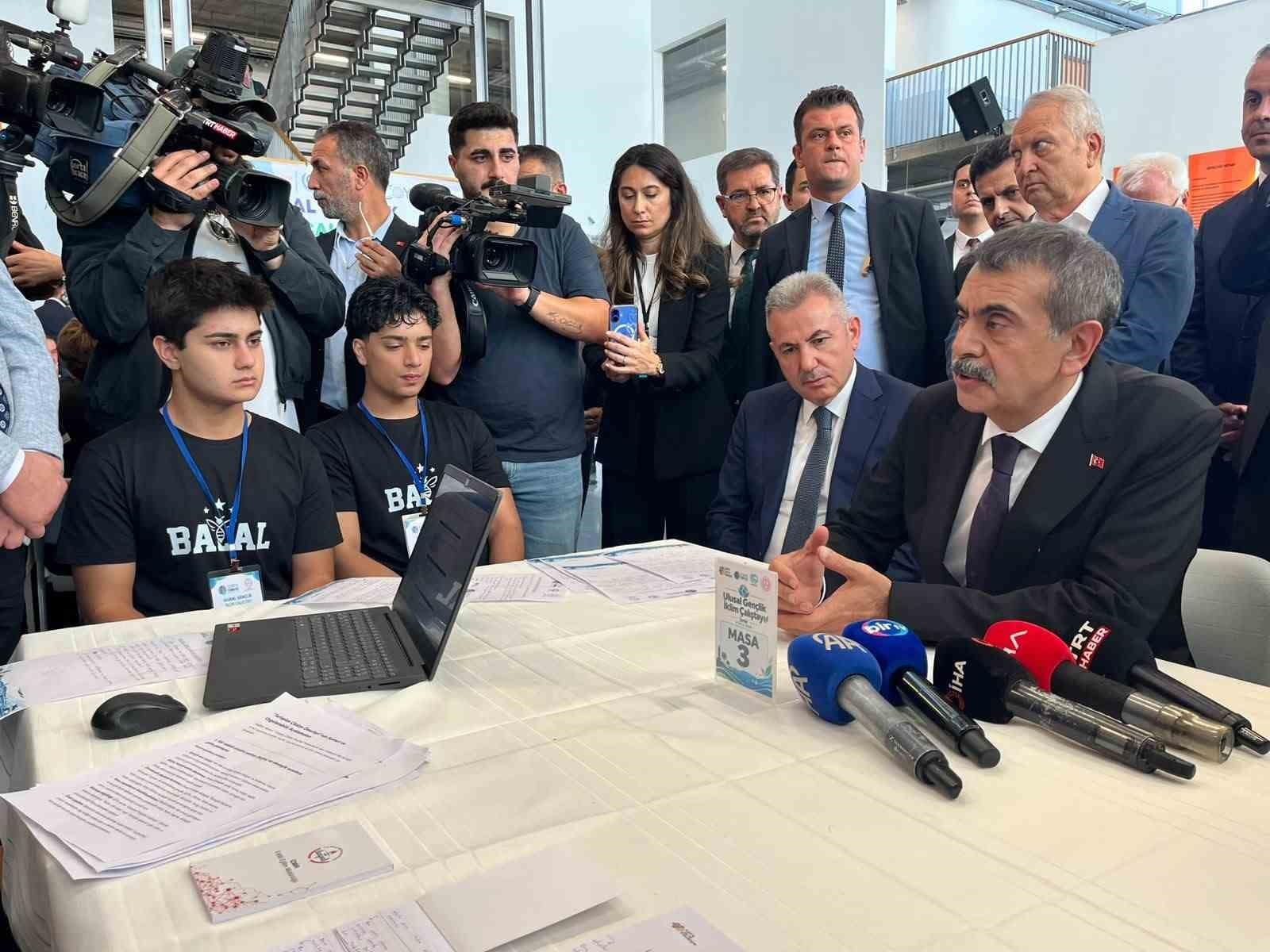 Bakan Tekin’den İzmir’de ‘yaşanabilir çevre’ vurgusu: "Gelecek kuşaklara karşı sorumluyuz"