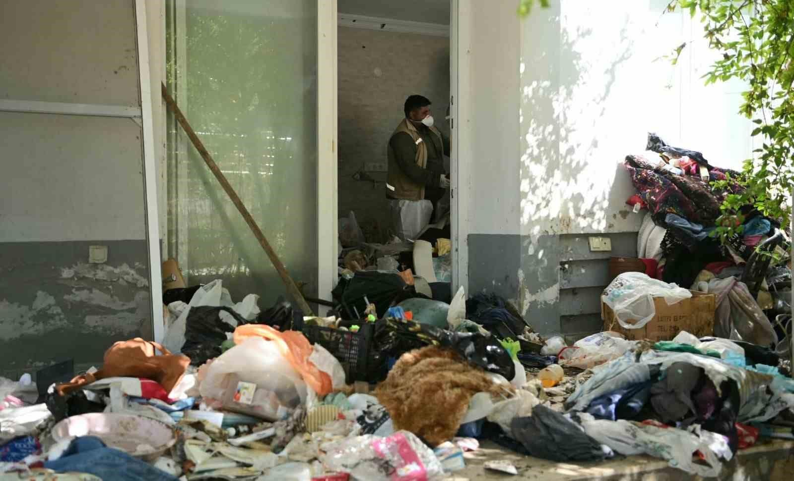 Kuşadası’nda çöp ev operasyonu