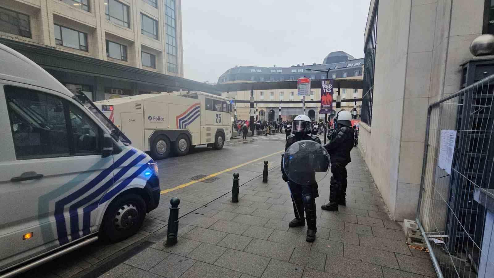 Hükümeti protesto gösterilerinde Brüksel savaş alanına döndü