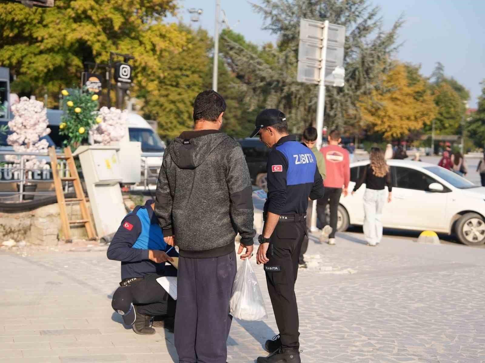 Yere sigara izmariti atanlara ceza kesildi