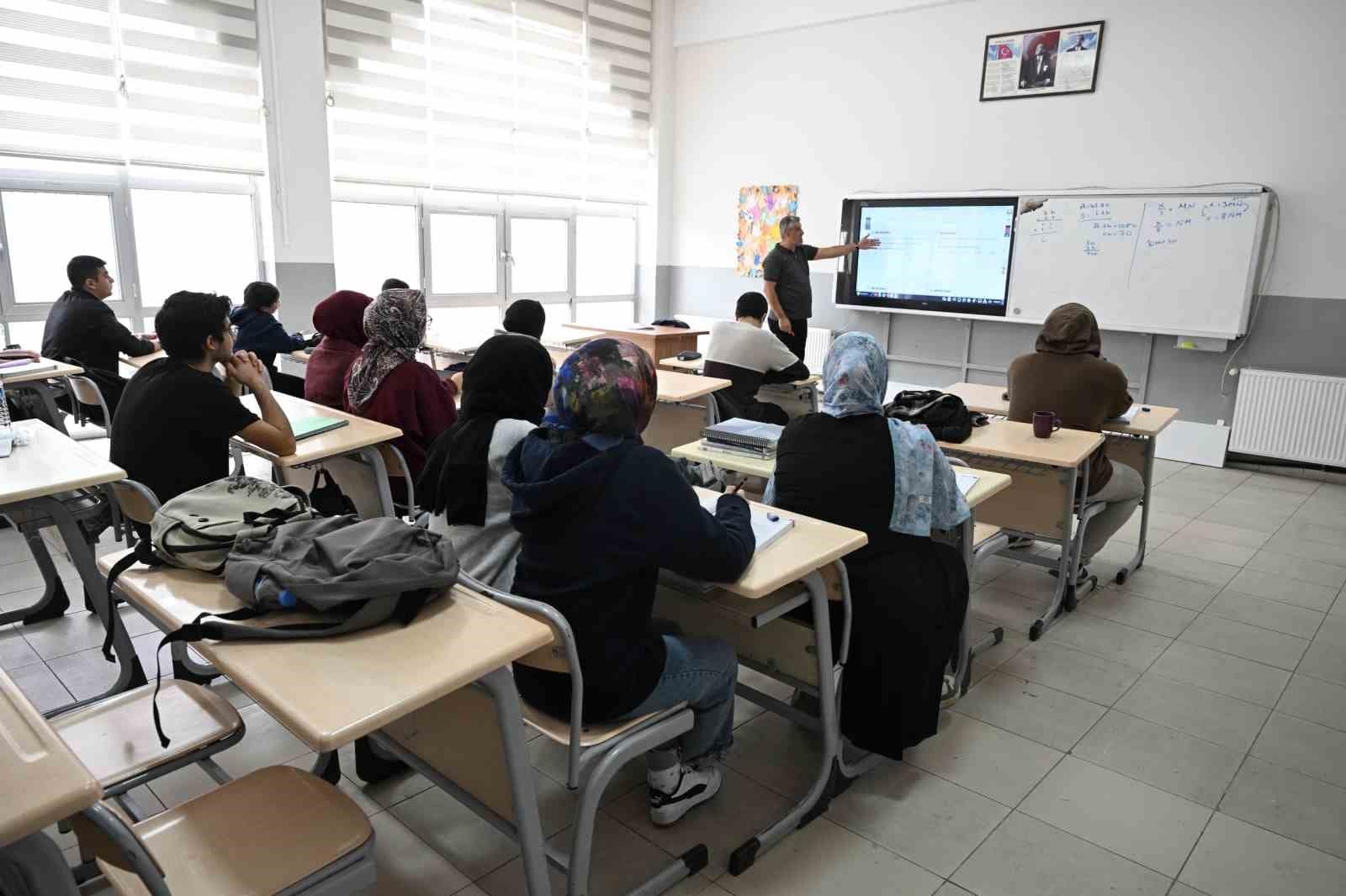 Kernek Külliyesi’nde 200 öğrenci üniversiteye hazırlanıyor