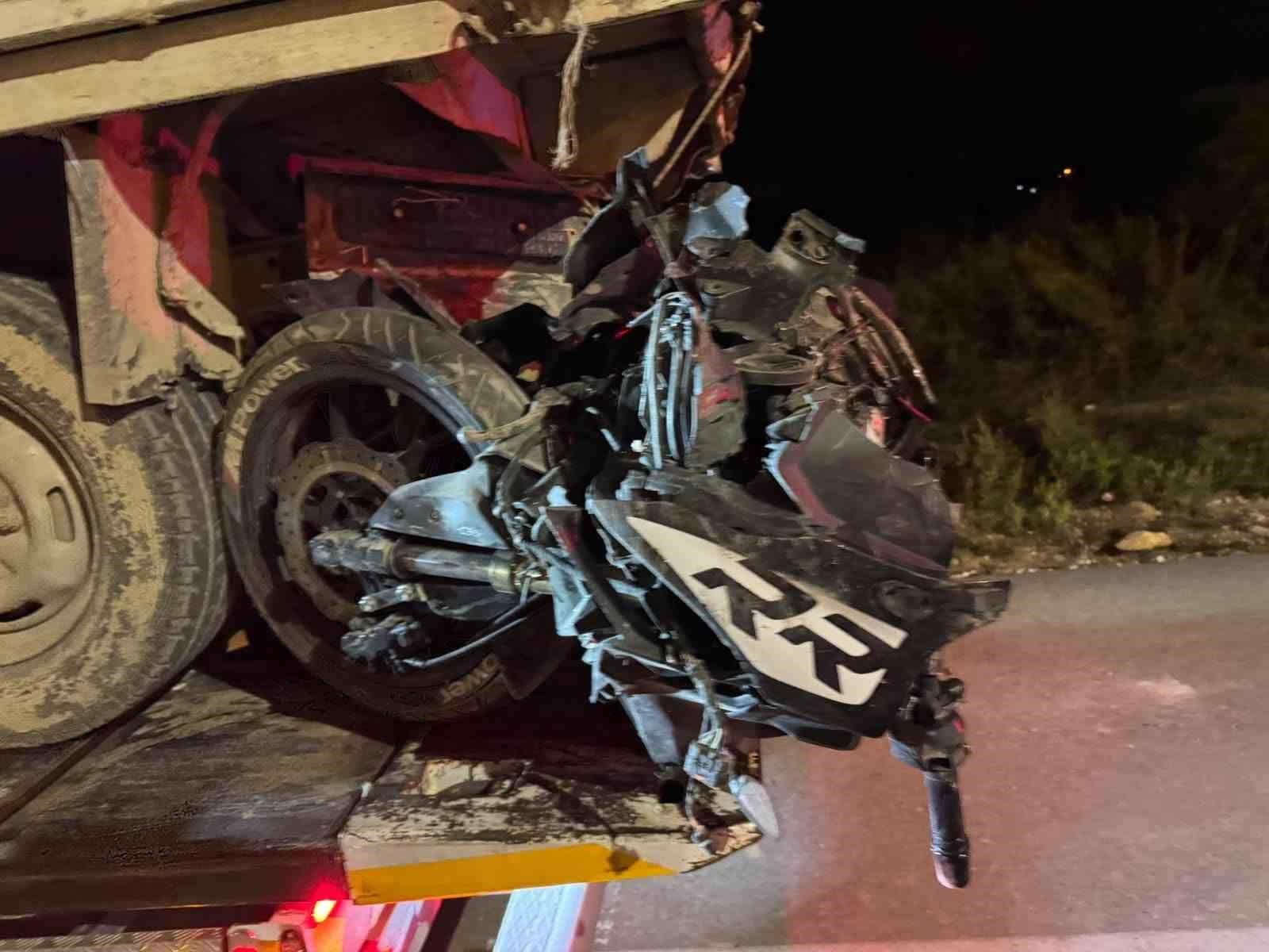 Pikapla çarpışan motosikletin 19 yaşındaki sürücüsü öldü