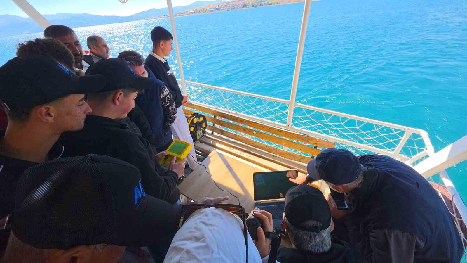 Van Gölü’nün altını üstüne getirecek gençler gölün kalbine indi