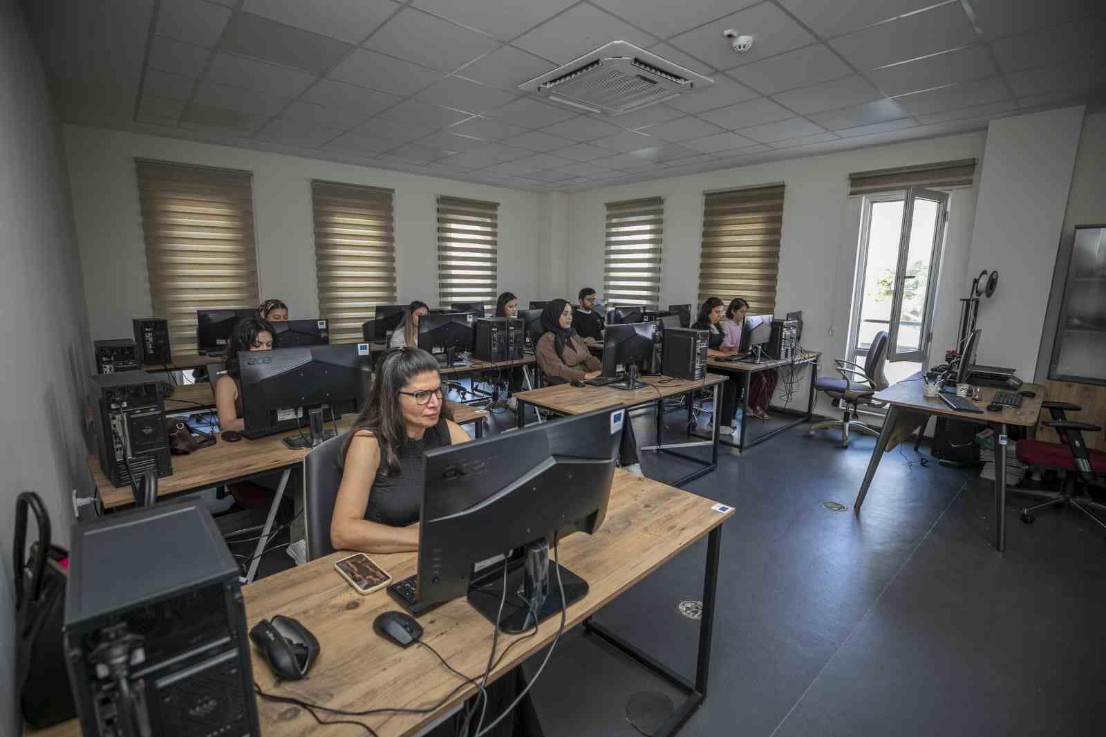 Bilgisayar eğitimiyle istihdama hazırlanıyorlar