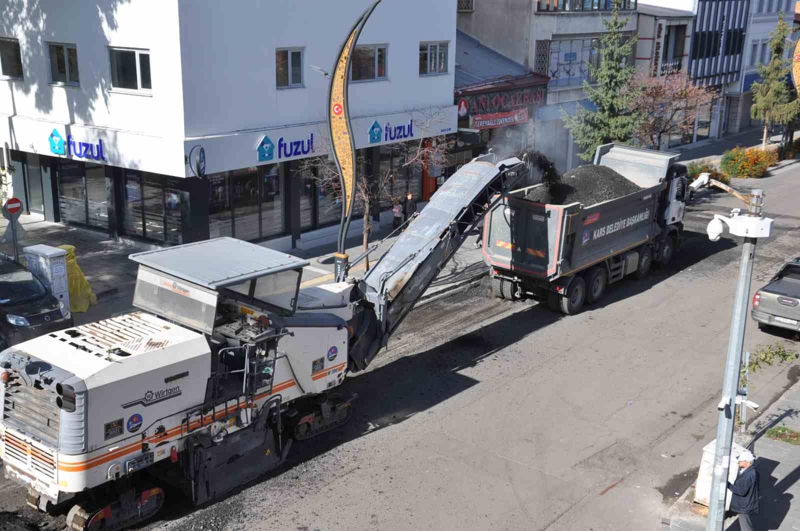 Kars’ta kar yağmadan asfalt seferberliği: Kazımpaşa Caddesi’nde söküm başladı
