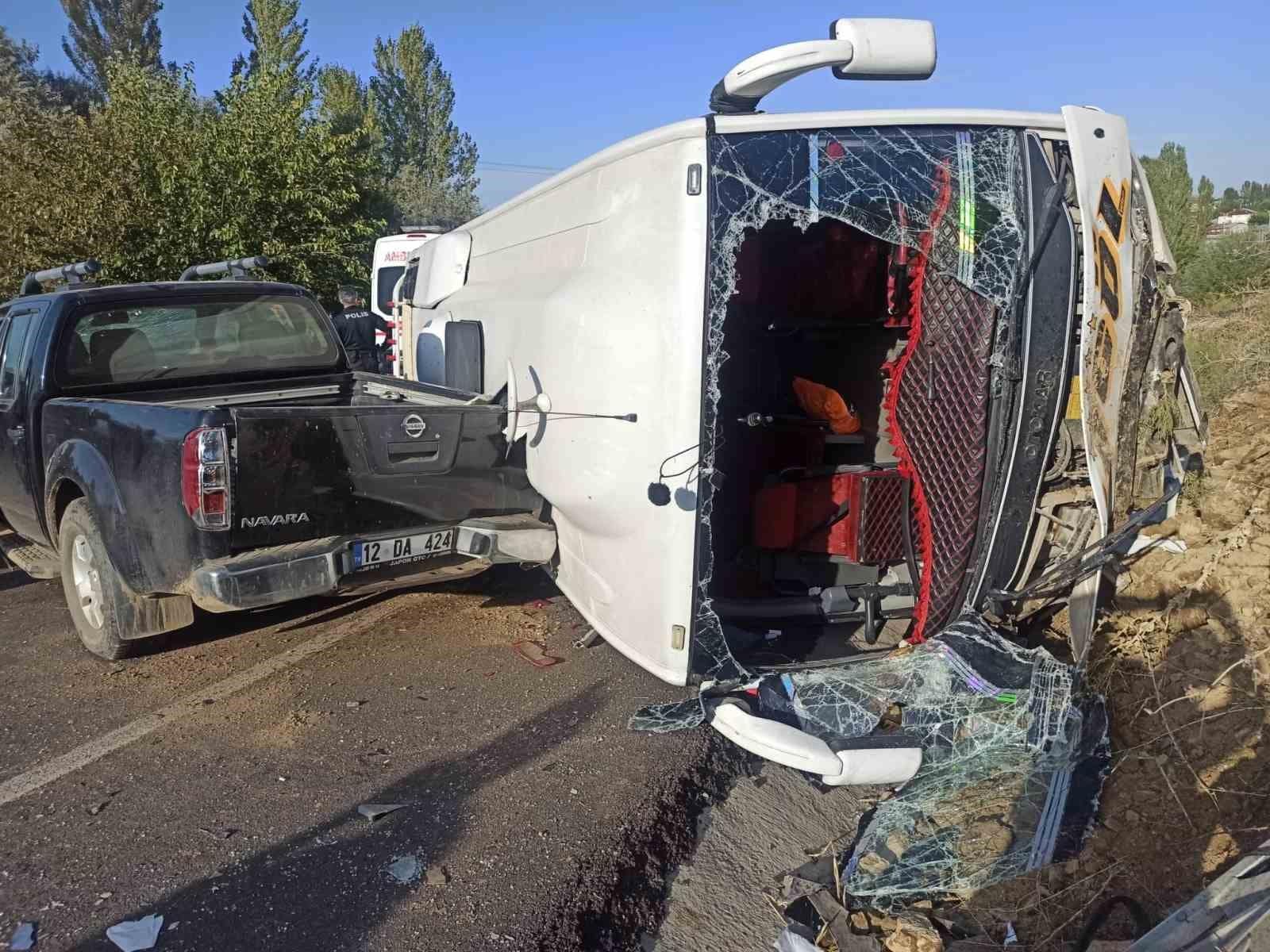 Bingöl’de midibüs ile pikap çarpıştı: 1’i ağır 12 yaralı