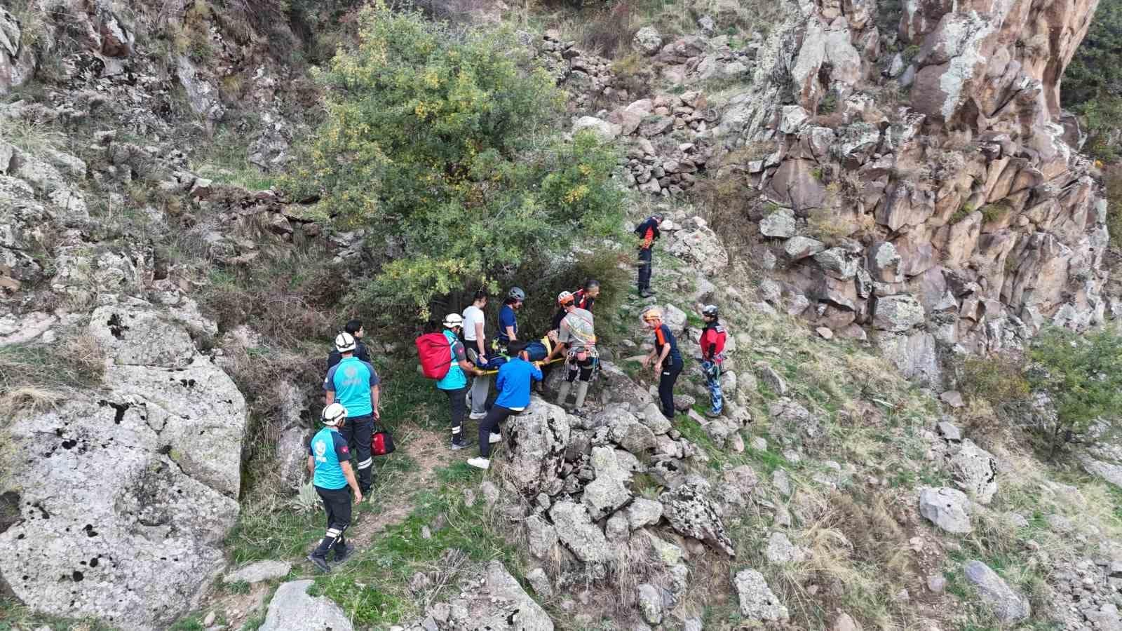 Kayalıklardan dere yatağına düşen şahıs kurtarıldı