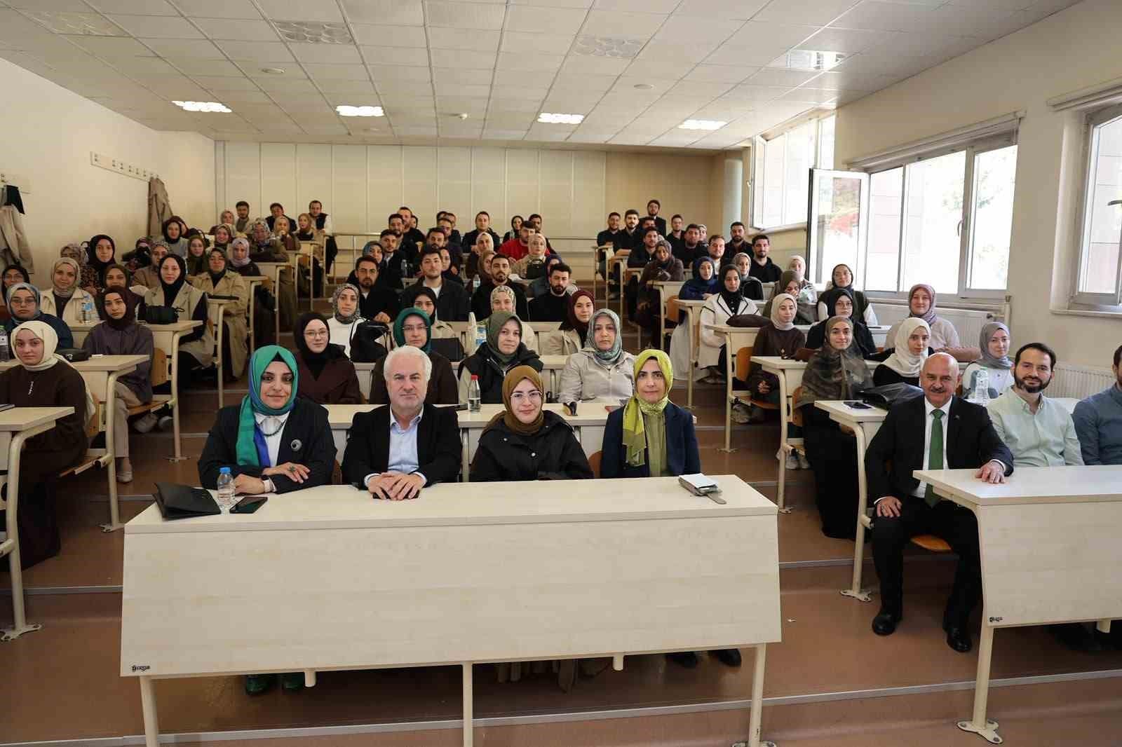 Rektör İlahiyat Fakültesi öğrencilerinin dersine konuk oldu