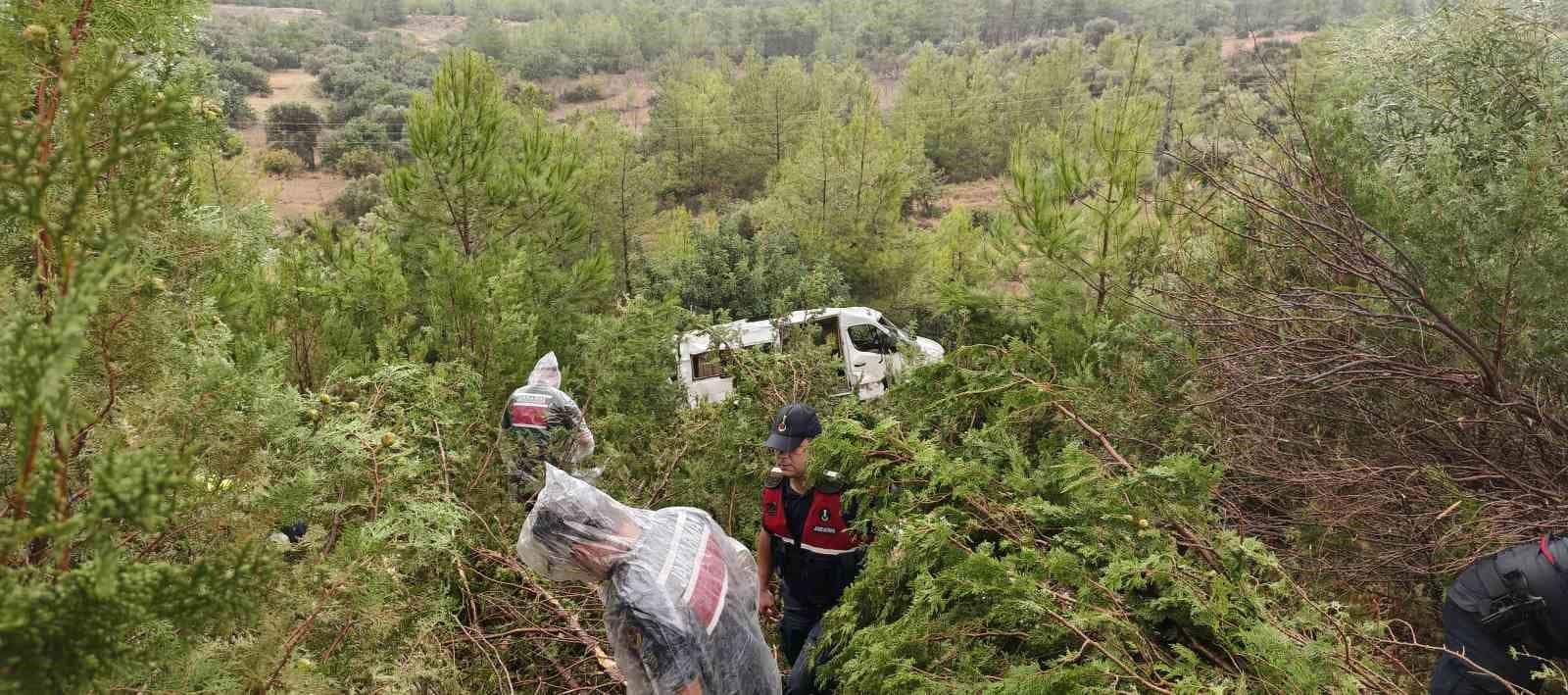 Silifke’de yolcu minibüsü şarampole yuvarlandı: 17 yaralı