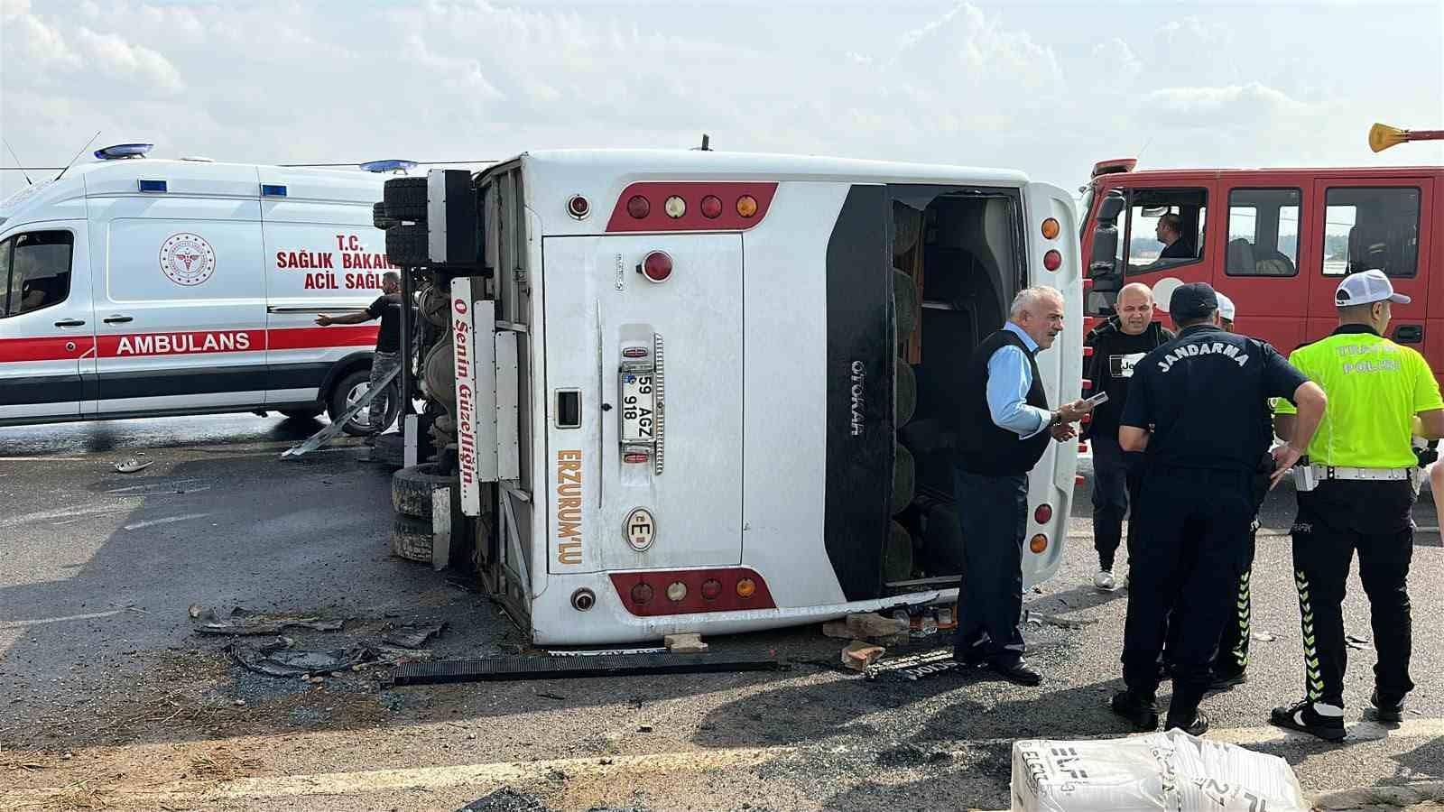 Antalya-Isparta Karayolunda yolcu midibüsü devrildi: 1’i ağır 17 yaralı
