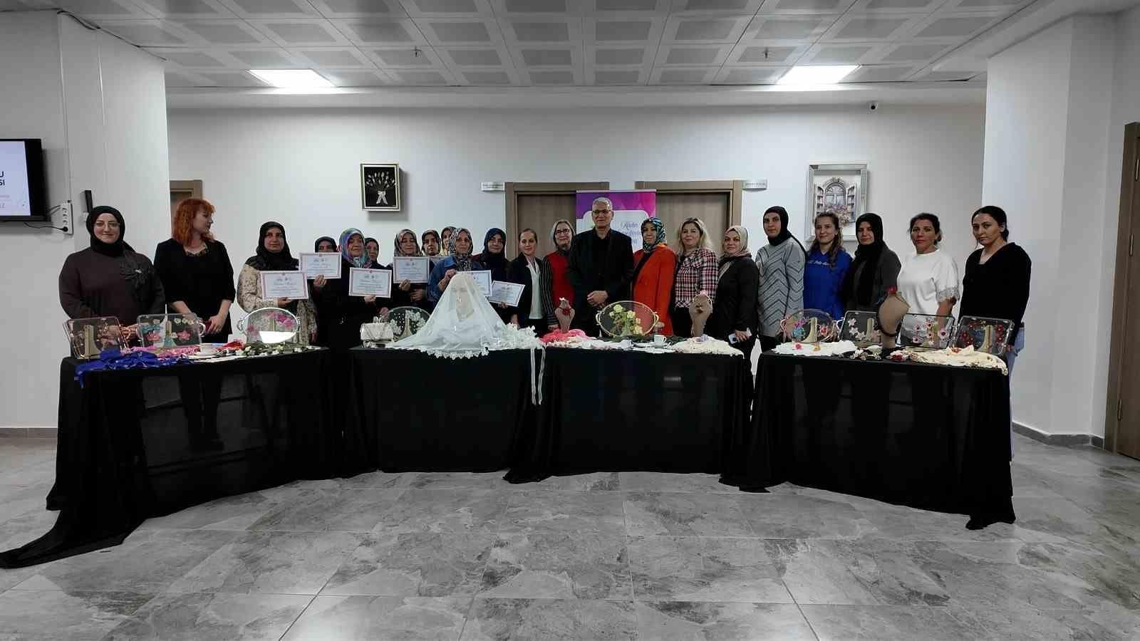 Elazığ’da kursu tamamlayan kadınlara sertifikaları verildi