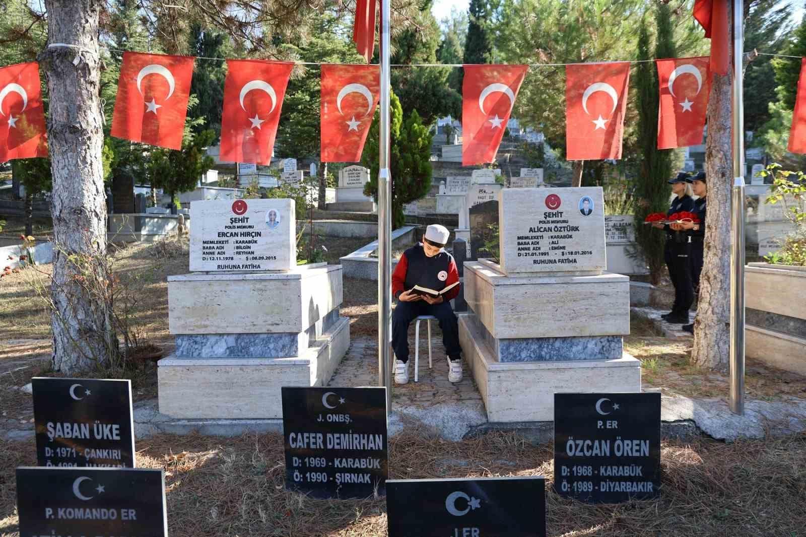 Öğrenciler Şehit Alican Öztürk’ün kabri başında dualarla andı