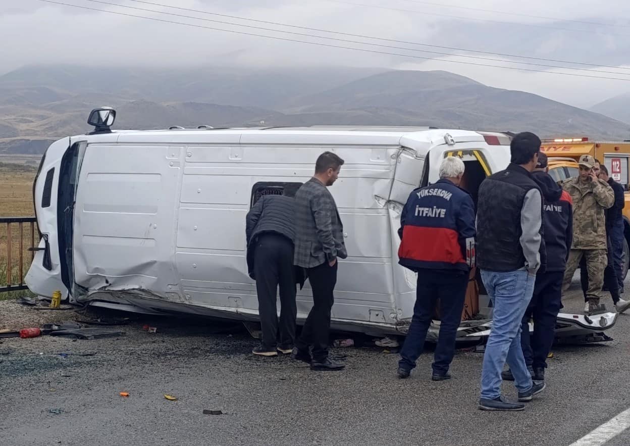 Yüksekova’da öğrenci servisi devrildi: 10 yaralı