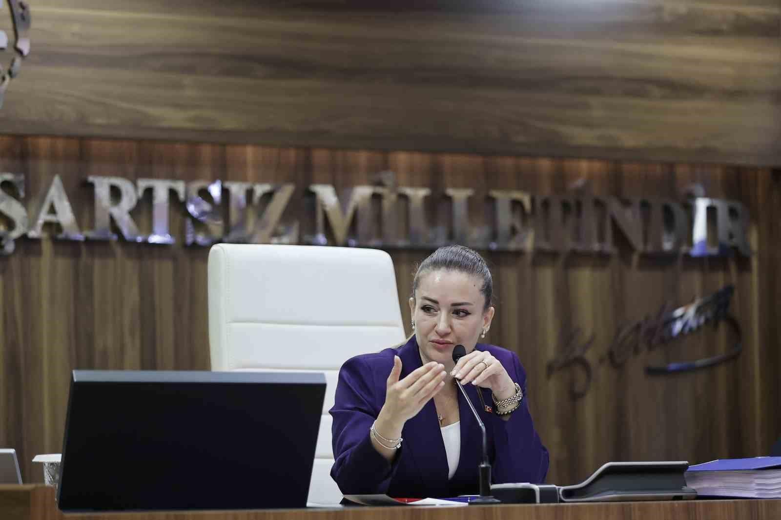 Büşra Özdemir’den AK Parti’ye geçeceği iddialarına yanıt: "Biraz daha nezaketli davranmalarını rica ediyorum"
