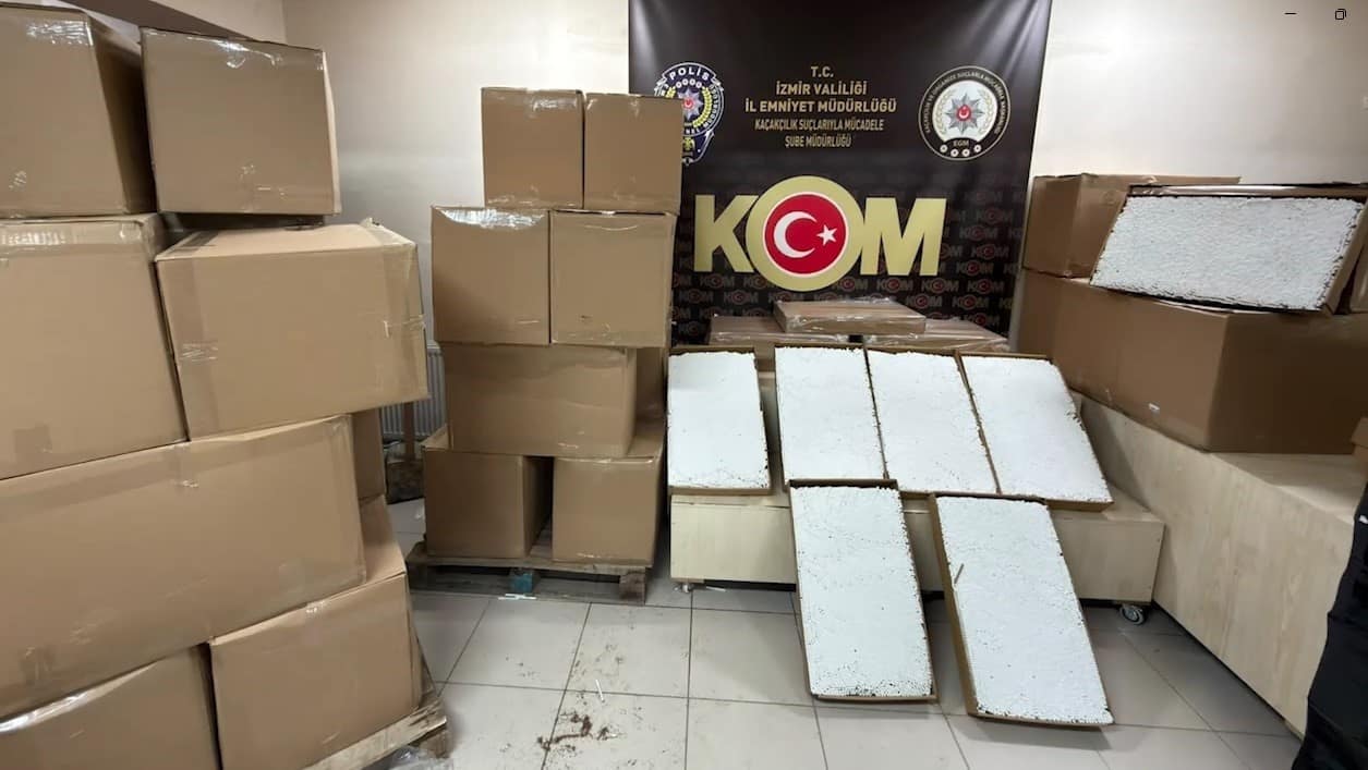 İzmir’de minibüsten 1 milyondan fazla makaron çıktı