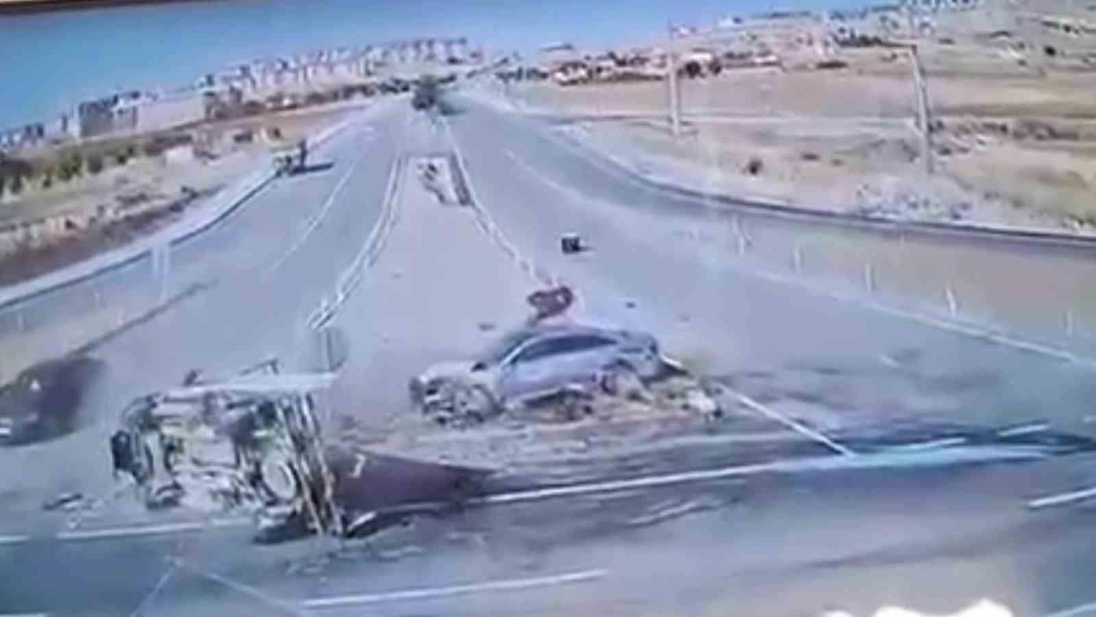 MHP’li vekilin yaralandığı kaza kamerada