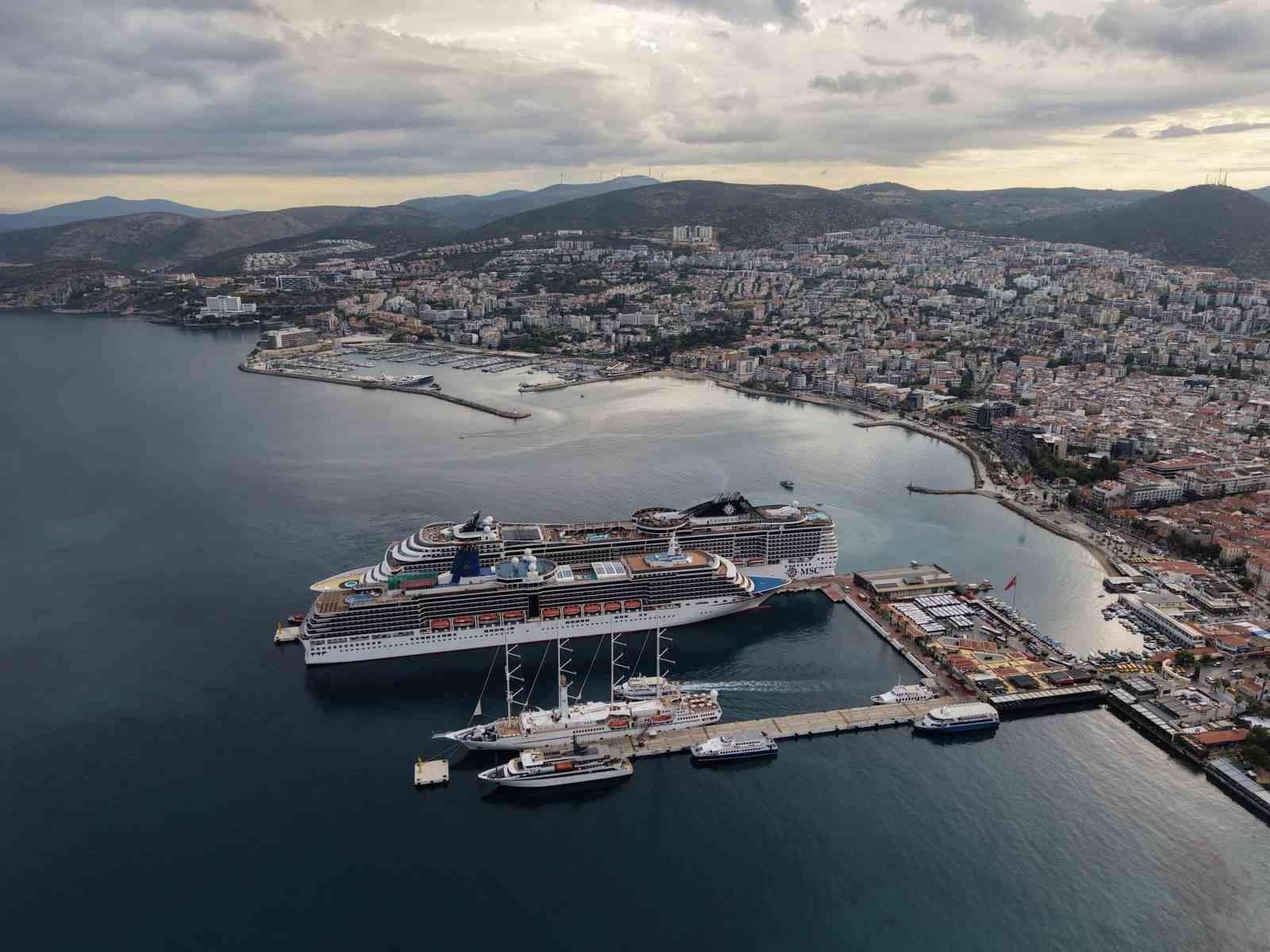 Kuşadası’na 4 kruvaziyerle 6 bin turist geldi