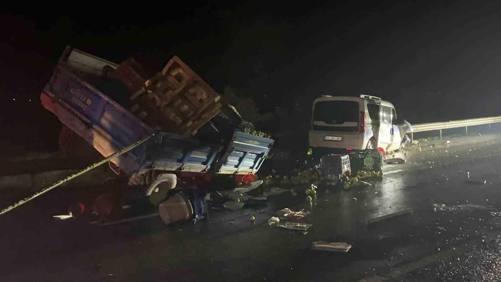 Sakarya’da 3 aracın karıştığı kazada 2 kişi öldü, 3 kişi yaralandı