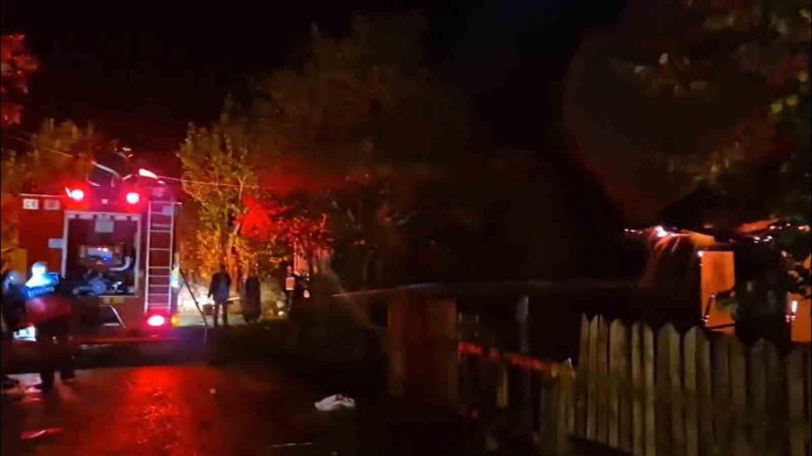 Bolu’da üzerine yıldırım düşen ev alev alev yandı