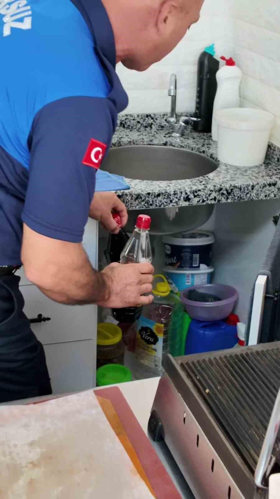 Gıda ürünleriyle deterjanı aynı dolaba koyan kantinci kendini "Abi vallahi yerimiz dar" diyerek savundu