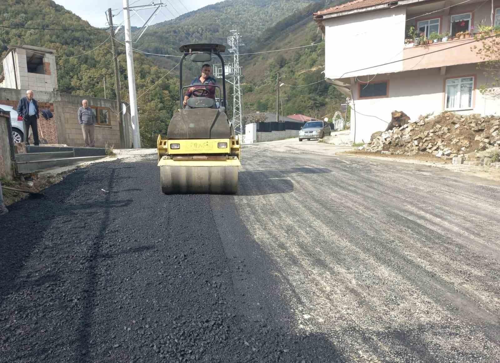 Çilimli’de asfalt yama çalışması sürüyor