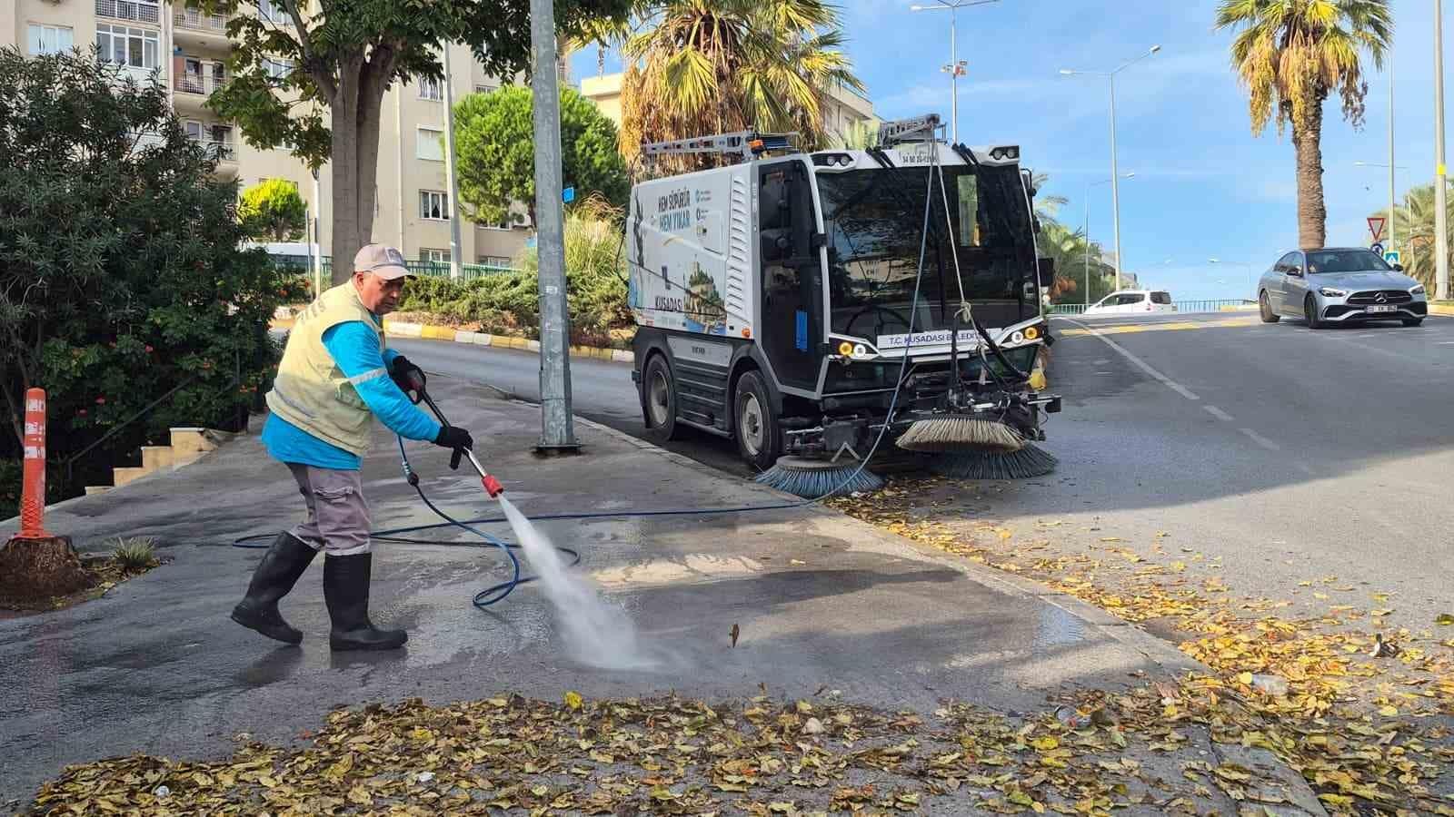 Kuşadası’nda cadde temizliği aralıksız sürüyor