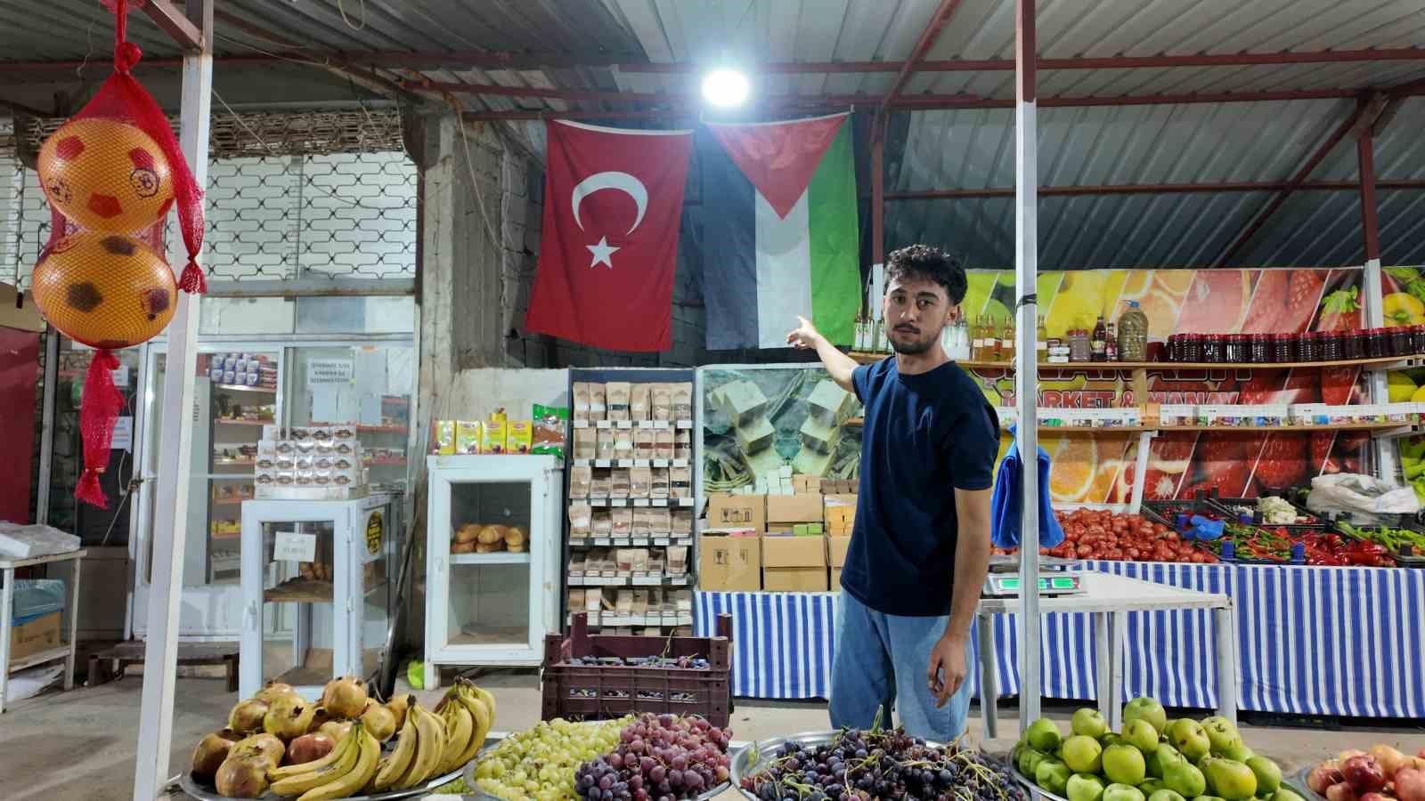 Hatay’da 3 yıldır marketine İsrail menşeli ürünleri sokmayan genç esnaf, dolabına boykot mesajı astı