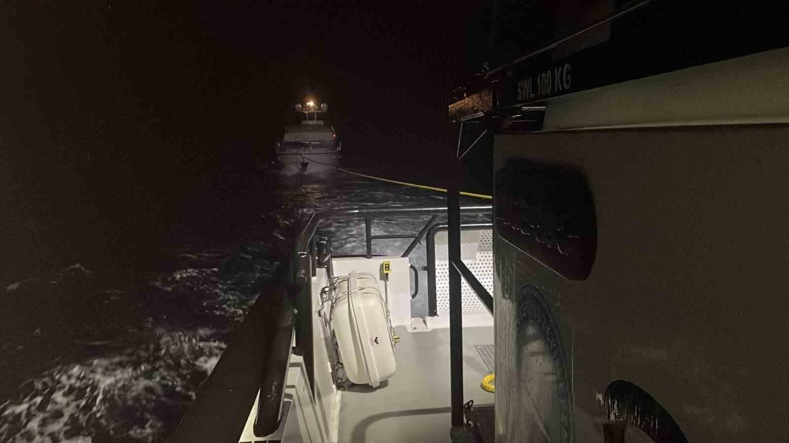 Çanakkale’de sürüklenen teknedeki 3 kişi kurtarıldı