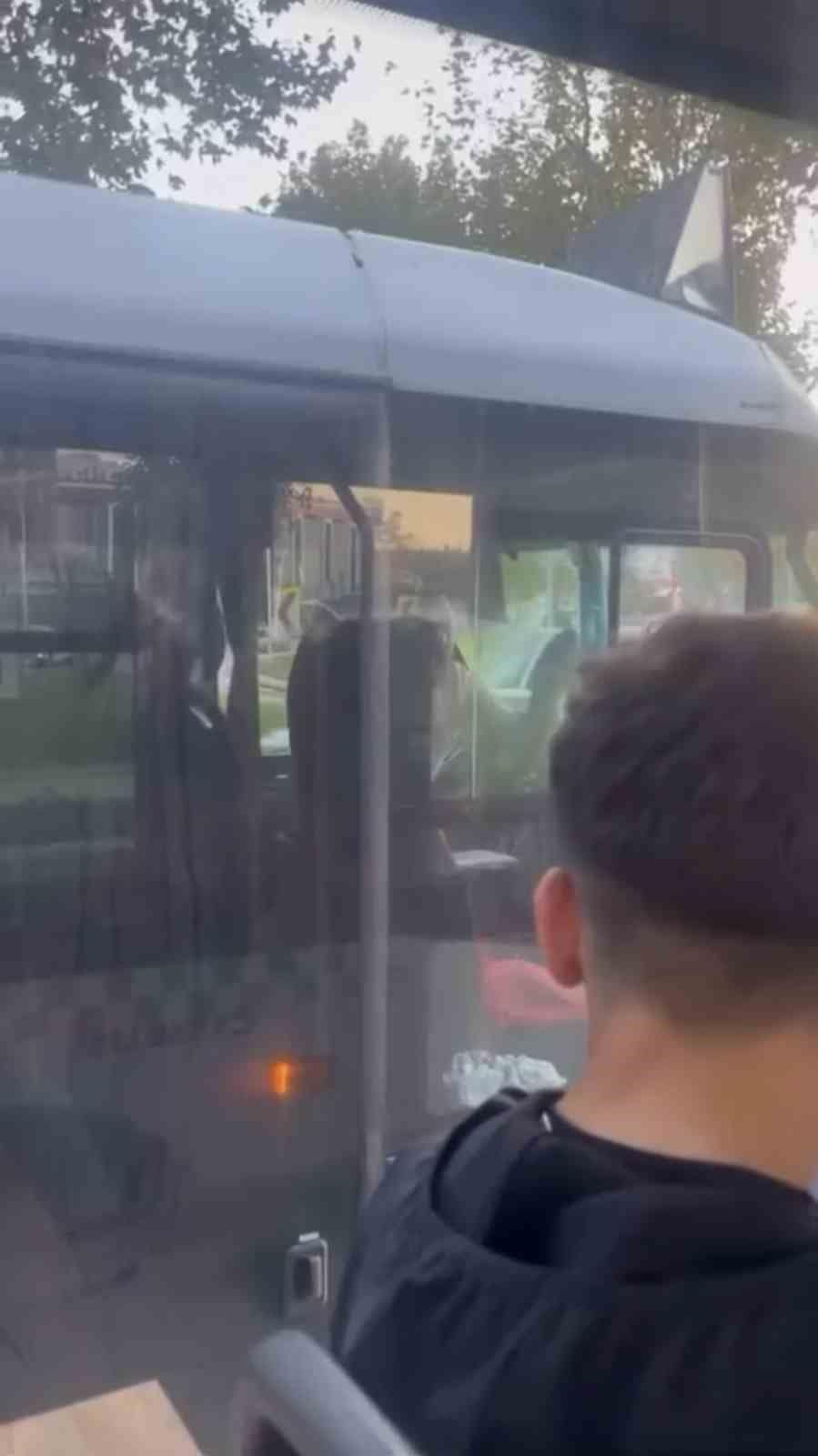Şoförler arasında yol tartışması kamerada