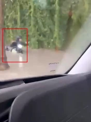 İstanbul’da suya batan motosikletinin zor anları kamerada