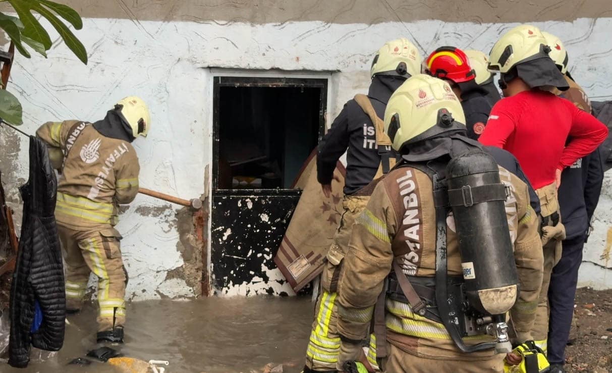 Küçükçekmece’de evi suyu basan adam itfaiye ekipleri tarafından kurtarıldı