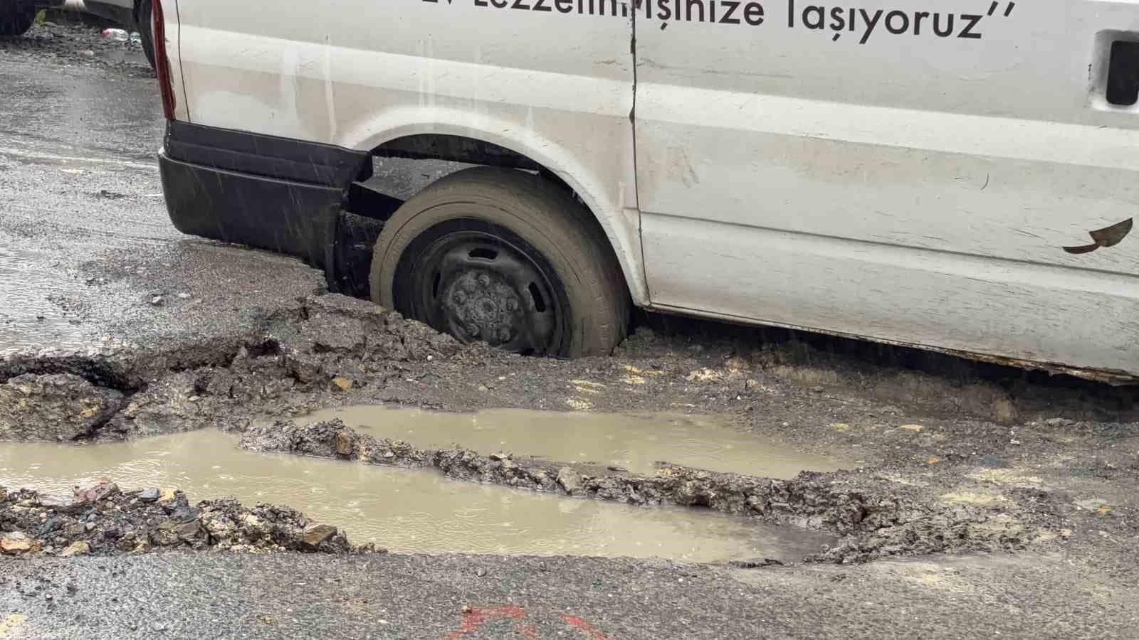 Arnavutköy’de yağış sonrası yol çöktü, hafif ticari araç çukura saplandı